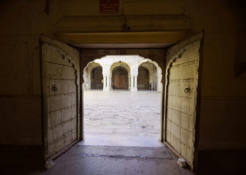 HELP FOR OPEN DOORS
